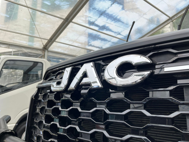 Ilustrasi logo JAC Motors Foto: Syahrul Ghiffari/kumparan