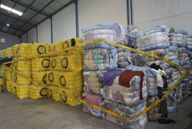 Produk tekstil ilegal berupa 19.391 balpres pakaian bekas senilai Rp 112,35 miliar dalam ekspose di gudang yang berlokasi di Bojongsoang, Bandung, Jawa Barat pada Selasa (19/8/2025). Foto: Argya D. Maheswara/kumparan 