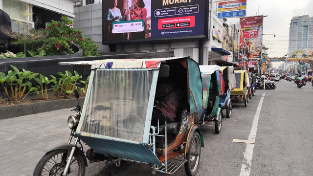 Sejulmlah tukang becak motor (bentor) menunggu penumpang di sekitar Sun Plaza, Medan, Selasa (19/8/2025). Foto: Amar Marpaung/kumparan