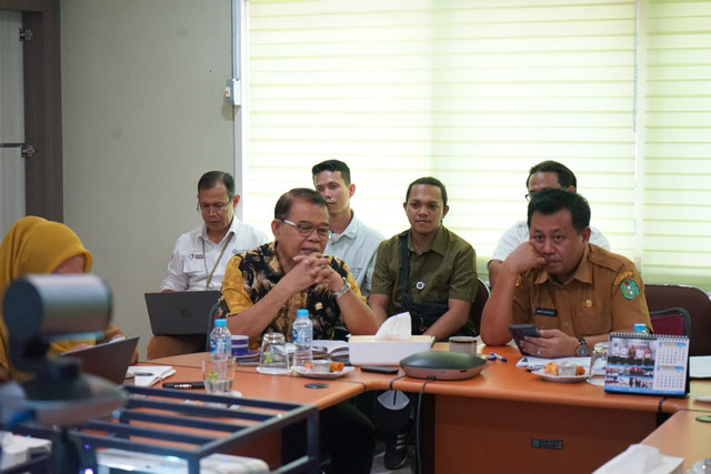 Anggota Komisi IV DPR RI, Adrianus Asia Sidot, melakukan kunjungan ke DLHK Kalbar. Foto: Dok. Istimewa