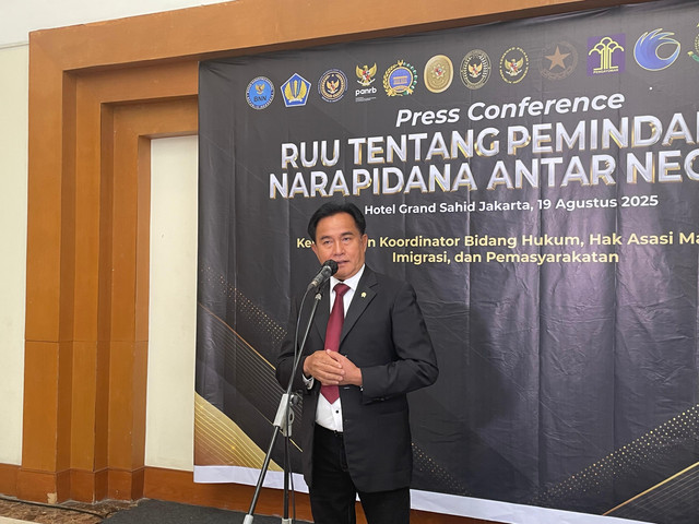 Menko Kumham Imipas, Yusril Ihza Mahendra, usai pembahasan RUU tentang Pemindahan Narapidana Antarnegara, di Hotel Grand Sahid Jaya, Jakarta, Selasa (19/8/2025). Foto: Fadhil Pramudya/kumparan