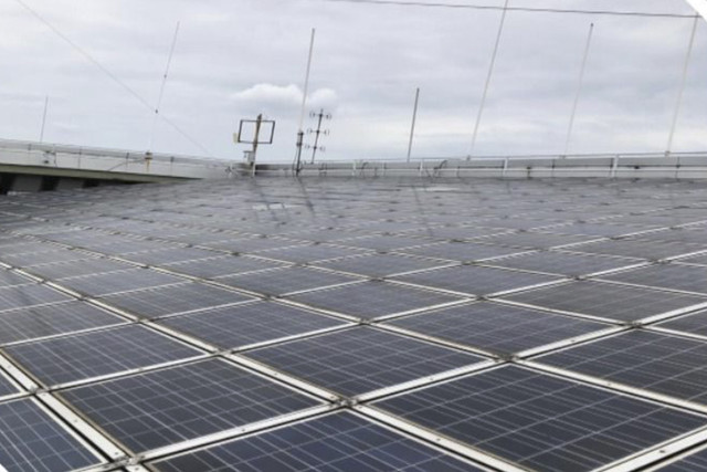 Pembangkit Listrik Tenaga Surya (PLTS) yang telah terpasang di Balai Kota, Gambir, Jakarta Pusat.  Foto: Dok. Pemprov DKI Jakarta