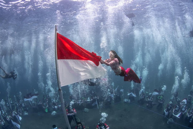 Gubernur Maluku Utara, Sherly Tjoanda, melakukan upacara di bawah laut. Foto: Instagram @s_tjo
