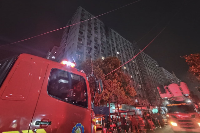 Suasana kebakaran di Apartemen City Park, Cengkareng, Jakarta Barat, pada Selasa (19/8/2025). Foto: Rachmadi Rasyad/kumparan