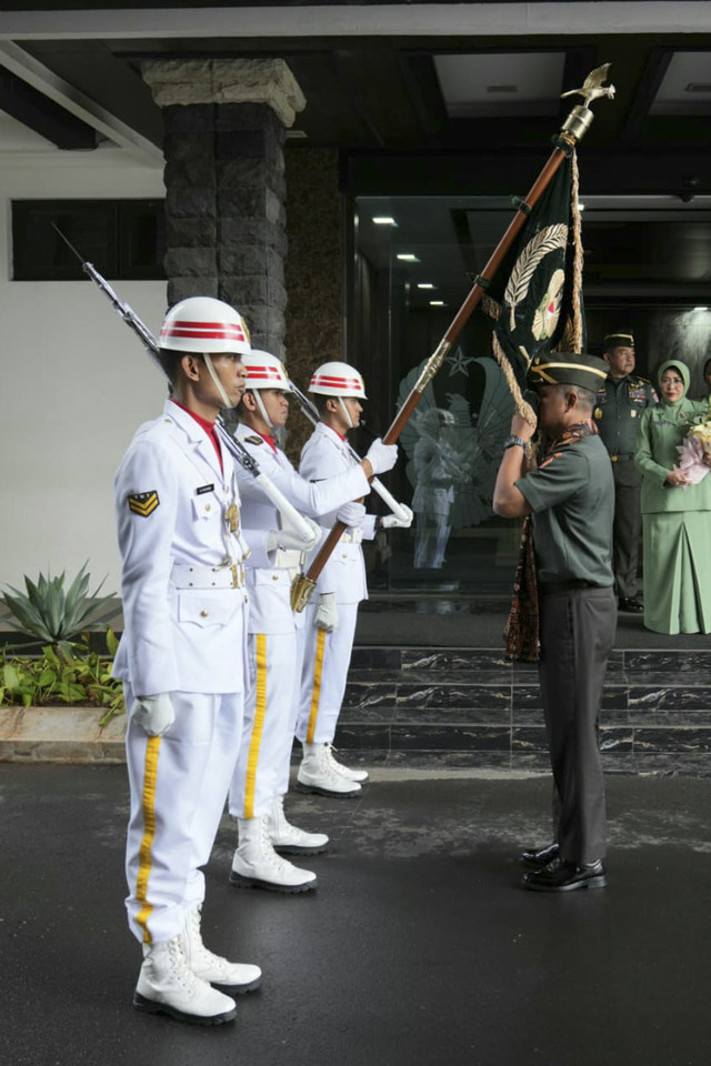 Wakil Panglima TNI Jenderal TNI Tandyo Budi Revita yang sebelumnya menjabat sebagai Wakil Kepala Staf TNI Angkatan Darat mengikuti tradisi pengantaran tugas di Markas Besar TNI Angkatan Darat (Mabesad), Jakarta Pusat, Selasa (19/08/2025). Foto: Dok. Puspen TNI