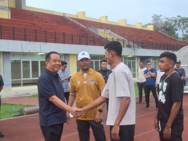 Presiden Klub Sumsel United didampingi Coach Sumsel United, Nil Maizar saat berkenalan dengan punggawa Sumsel United. Foto : Abdullah Toriq/Urban Id