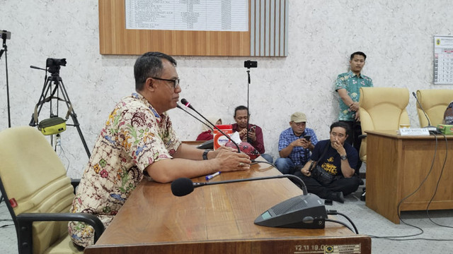 Camat Margorejo, Arif Fadhillah menghadiri rapat Pansus Pemakzulan Bupati Pati Sudewo yang membahas kenaikan PBB-P2 sampai 250 persen di Ruang Banggar DPRD Pati, Selasa (19/8/2025). Foto: Dok. kumparan