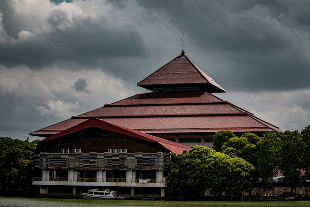 Menurut QS World Ranking University, Universitas Indonesia Menempati Urutan Berapa. Foto: Universitas Indonesia. Sumber: Unsplash Affan Fadhlan