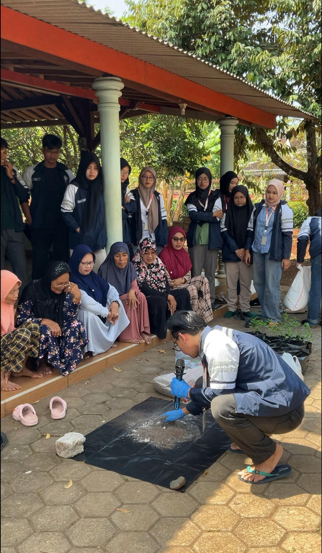 Demonstrasi pencampuran bahan-bahan seperti kotoran kambing, dolomit, em4, dan sekam bakar untuk pembuatan Pupuk Organik Padat berbasis kotoran hewan kambing.