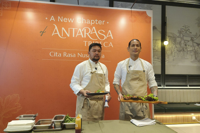 MasterChef Chef Juna Rorimpandey bersama Chef Arcad Fadillah meluncurkan menu signature baru bersama yang digelar di Antarasa Tribeca Central Park Mall, Selasa (19/8/2025). Foto: Ela Nurlaela/kumparan