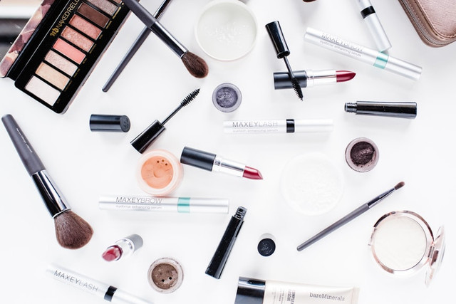 Ilustrasi Nama-Nama Make Up dan Fungsinya, Foto: Unsplash/MaxeyLash