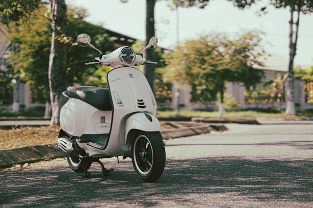 Ilustrasi untuk penyebab Vespa matic boros bensin. Foto: Unsplash/Nhan Nguyen