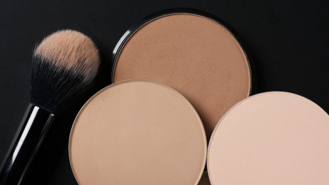 Ilustrasi bedak padat. Foto: Shutterstock