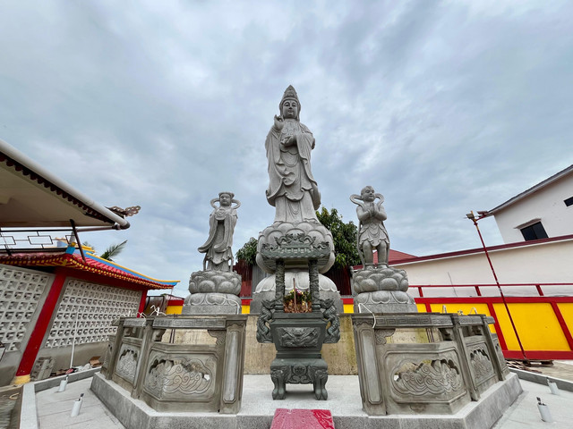 Patung Dewi Kwan Im, setinggi 9 meter ada di Kabupaten Kubu Raya, tepatnya di Vihara Tri Dharma Hian Thian Siang Tie. Foto: Rabiansyah/Hi!Pontianak.