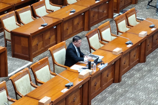 Inosentius Samsul menjalani fit and proper test Calon Hakim MK di Komisi III DPR, Jakarta, Rabu (20/8/2025). Foto: Luthfi Humam/kumparan