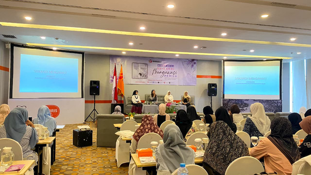 Kegiatan Bedah Buku 'Srikandi Mengawasi Pemilu: Kisah Perempuan Pengawas Pemilu dalam Mengawasi Pemilu 2024' yang digelar Bawaslu Provinsi Kalimantan Barat di Hotel Harris Pontianak pada Selasa, 19 Agustus 2025. Foto: Alycia Tracy Nabila/Hi!Pontianak