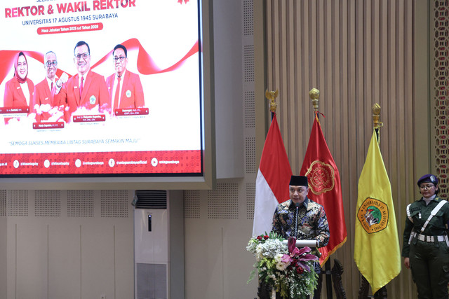 Wali kota Surabaya Eri Cahyadi saat menghadiri pelantikan rektor Universitas 17 Agustus 1945 (Untag), beserta jajaran wakil rektor dan pejabat struktural. Foto: Diskominfo Surabaya