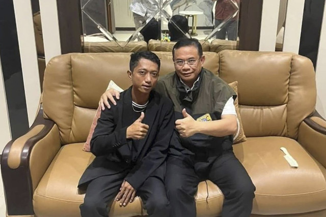 Ahmad Husein salah satu inisiator demo pemakzulan Bupati Pati Sudewo saat bertemu Sudewo. Foto: Istimewa