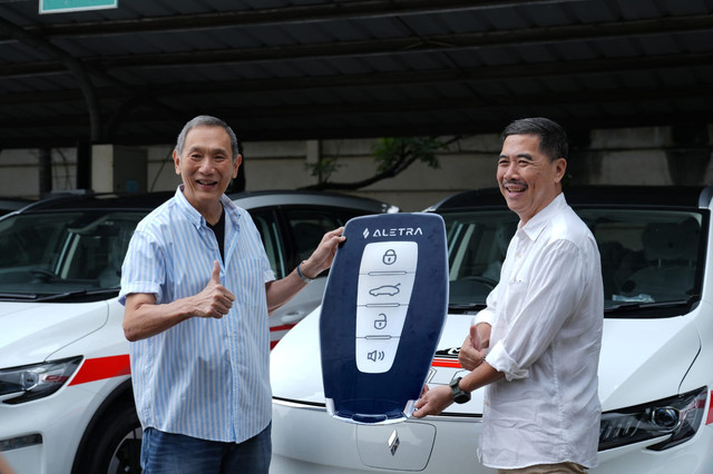 Jusuf Hamka terima pesanan mobil listrik Aletra L8. Foto: Aletra