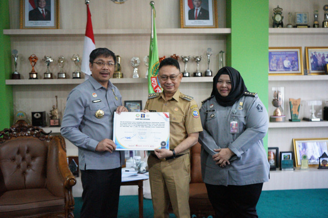 Wali Kota Pontianak Edi Rusdi Kamtono bersama Kepala Kanwil Kementerian Hukum Kalbar Jonny Pesta Simamora memperlihatkan piagam komitmen bersama. Foto: Dok. Prokopik Pemkot Pontianak 