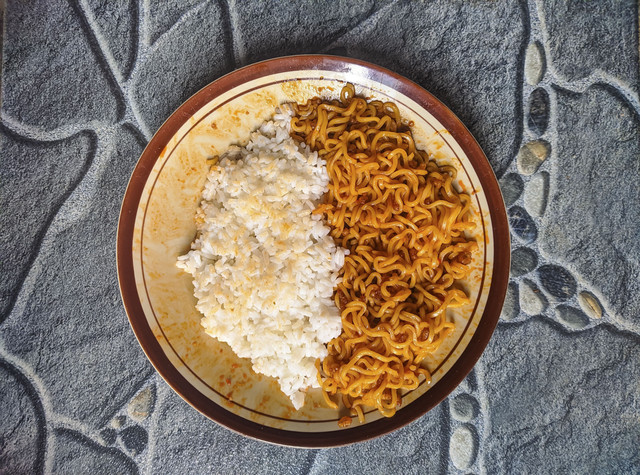 Ilustrasi mie dan nasi. Foto: Shutterstock