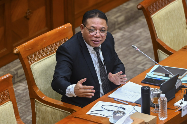 Calon tunggal Hakim Konstitusi Inosentius Samsul mengikuti uji kelayakan dan kepatutan atau fit and proper test di Komisi III DPR, Kompleks Parlemen, Senayan, Jakarta, Rabu (20/8/2025). Foto: Rivan Awal Lingga/ANTARA FOTO