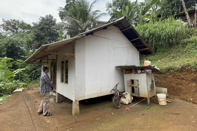 Tampak depan rumah Raya di Desa Cianaga, Sukabumi, Rabu (20/8/2025). Foto: Rayyan Farhansyah/kumparan