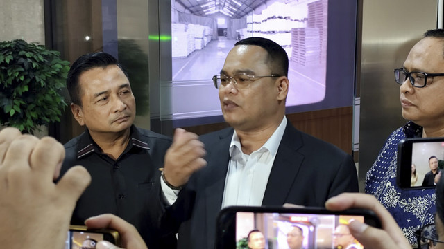 Kuasa Hukum Ridwan Kamil, Muslim Jaya Butarbutar, saat tiba di Bareskrim Polri pada Rabu (20/8/2025). Foto: Rachmadi Rasyad/kumparan