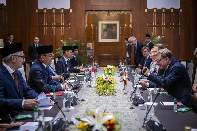 Menteri Luar Negeri Indonesia Sugiono (kedua kiri) berbincang dengan Menteri Luar Negeri Jerman Johann Wadephul (kanan) saat pertemuan bilateral di Gedung Pancasila, Kementerian Luar Negeri, Jakarta, Rabu (20/8/2025). Foto: Bayu Pratama S/ANTARA FOTO
