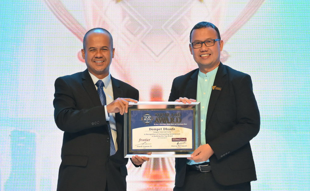 Ketua Yayasan Dompet Dhuafa Republika, Ahmad Juwaini (kanan) saat menerima Top Brand Award 2025 di kategori Zakat and Charity di Intercontinental Bali Resort, Jimbaran, The Imperial Ballroom, pada Selasa (12/8/2025). Foto: Dok. Dompet Dhuafa