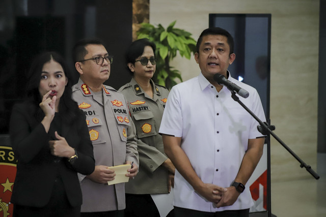 Kasubdit I Dittipidsiber Bareskrim Kombes Rizki Agung Prakoso berbicara kepada wartawan saat konferensi pers mengenai hasil tes DNA mantan Gubernur Jabar Ridwan Kamil, Lisa Mariana dan anak berinisial CA di Mabes Polri, Jakarta, Rabu (20/8/2025). Foto: Jamal Ramadhan/kumparan 