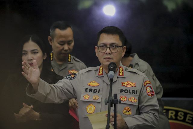 Kabag Penum Divisi Humas Polri Kombes Erdi Adrimulan Chaniago berbicara kepada wartawan saat konferensi pers mengenai hasil tes DNA mantan Gubernur Jabar Ridwan Kamil, Lisa Mariana dan anak berinisial CA di Bareskrim Polri, Jakarta, Rabu (20/8/2025). Foto: Jamal Ramadhan/kumparan
