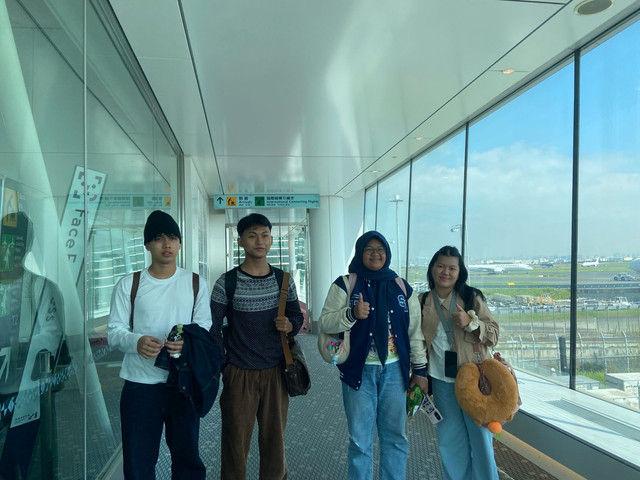 4 pelajar Surabaya yang akan bertolak ke Jepang untuk menghadiri Tokyo Forum of Young Minds 2025. Foto: Diskominfo Surabaya 