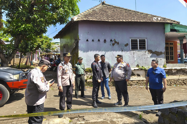 Rumah milik Sundari di Dusun Ngepoh, Desa Pasrepan, Kecamatan Pasrepan, Kabupaten Pasuruan, meledak, Rabu (20/8/2025). Foto: Istimewa