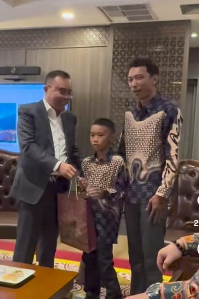 Raihan Diaz Rinawi, siswa SD asal Lampung yang viral usai memanjat tiang bendera untuk memperbaiki tali pengait pada upacara HUT ke-80 RI diundang ke DPR pada Rabu (20/6/2025). Foto: Dok. Screenshot Instagram raffinagita1717