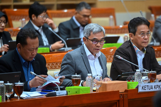 Ketua KPK Setyo Budiyanto (tengah), Wakil Ketua KPK Fitroh Rohcahyanto (kiri) dan Johanis Tanak (kanan) memberikan paparan saat mengikuti rapat kerja bersama Komisi III DPR di Kompleks Parlemen, Senayan, Jakarta, Rabu (20/8/2025) Foto: Rivan Awal Lingga/ANTARA FOTO