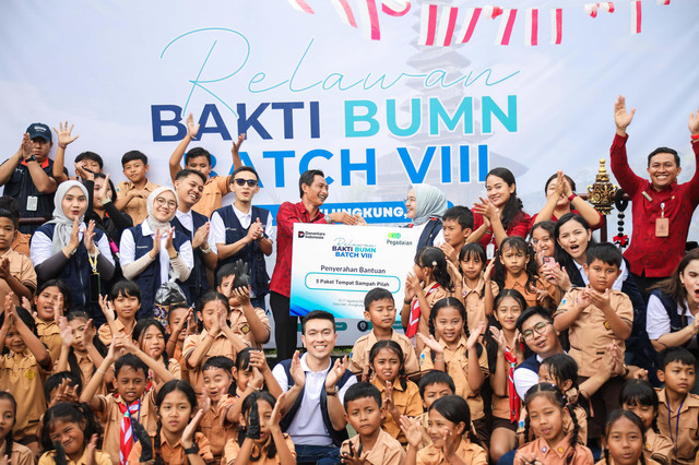 Pegadaian bersama Relawan Bakti BUMN Batch VIII dalam memberikan paket tempat sampah pilah untuk warga Desa Aan, Klungkung, Bali. Foto: Dok. Pegadaian