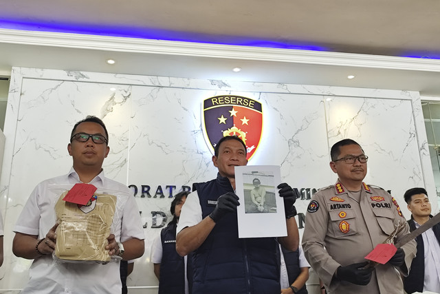 Polisi saat menunjukan senjata yang digunakan anak di Wonogiri yang membunuh ibu kandungnya. Foto: Intan Alliva Khansa/kumparan