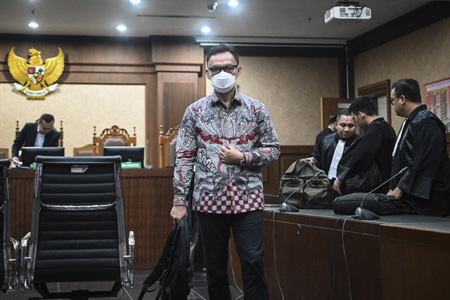 Terdakwa kasus suap Arif Nuryanta berjalan keluar ruang sidang usai menjalani sidang perdana di Pengadilan Tindak Pidana Korupsi, Jakarta, Rabu (20/8/2025). Foto: Sulthony Hasanuddin/ANTARA FOTO 