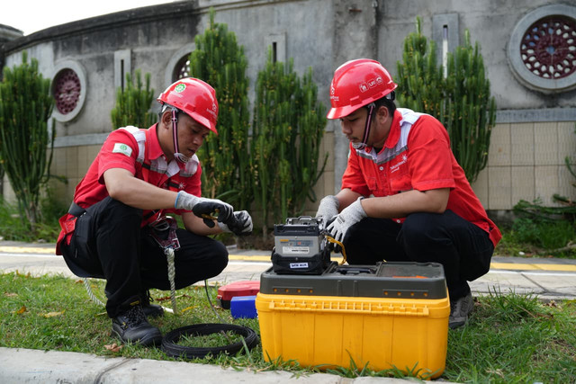 Teknisi Telkom Akses melakukan pemantauan real-time untuk memastikan kualitas layanan, sekaligus mengantisipasi potensi gangguan. Foto: dok. Telkom Indonesia