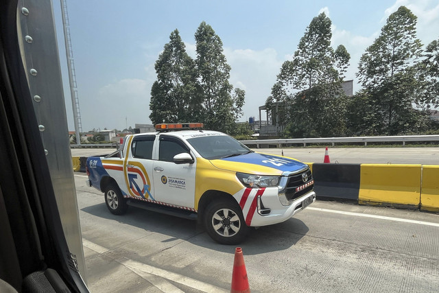 Ilustrasi mobil patroli tol belokkan setir saat parkir di bahu jalan. Foto: Aditya Niagara/kumparan
