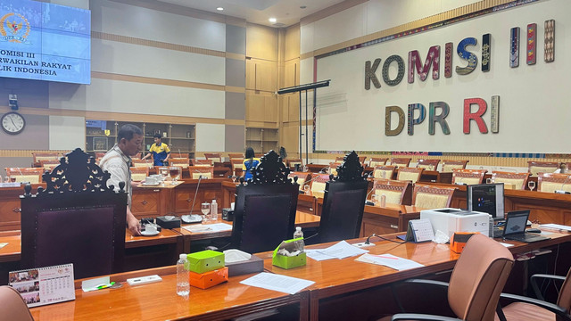 Sisa makanan ringan dalam paper box yang dibersihkan petugas usai rapat di Komisi III dan VIII DPR, Kompleks Parlemen Senayan, Jakarta, Rabu (20/8/2025). Foto: Nasywa Athifah/kumparan