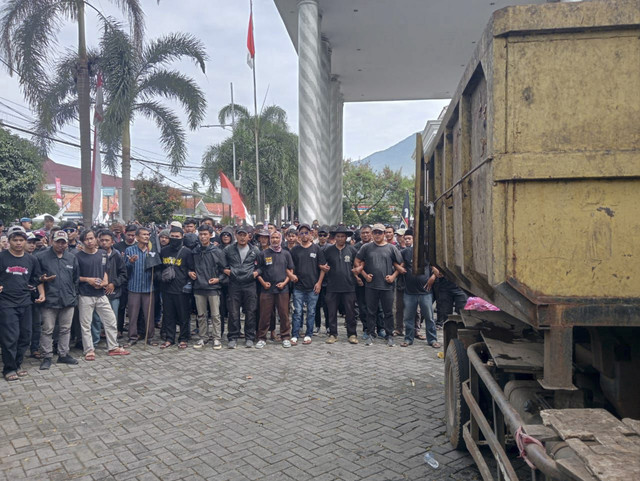 Warga Tangsel bajak truk dan tumpahkan sampah di depan Kantor Bupati Pandeglang, Rabu (20/8/2025). Foto: kumparan