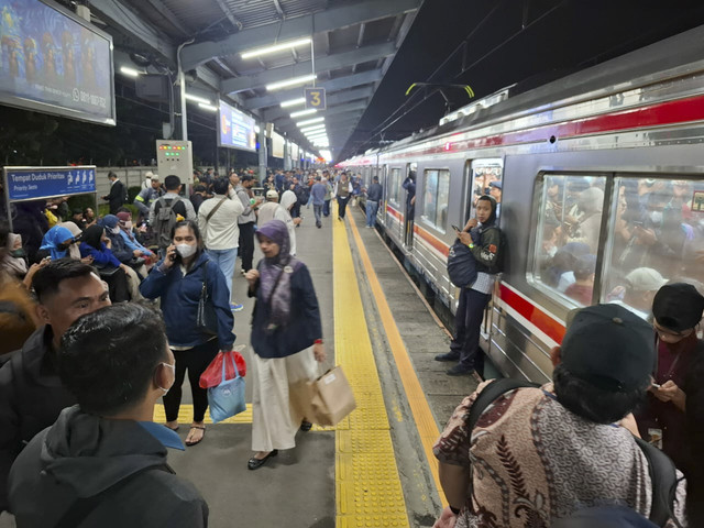Terjadi penumpukan calon penumpang KRL di Stasiun Pasar Minggu sejak 19.55 WIB imbas penghentian kereta sementara karena gempa Bekasi 4,9 magnitudo, Rabu (20/8/2025). Foto: Febria Adha Larasati/kumparan