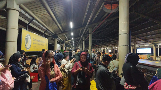 Suasana peron arah Manggarai di Stasiun Cikini dipadati penumpang imbas perjalanan KRL terhambat gempa, Rabu (20/8/2025). Foto: Widya Islamiati/kumparan
