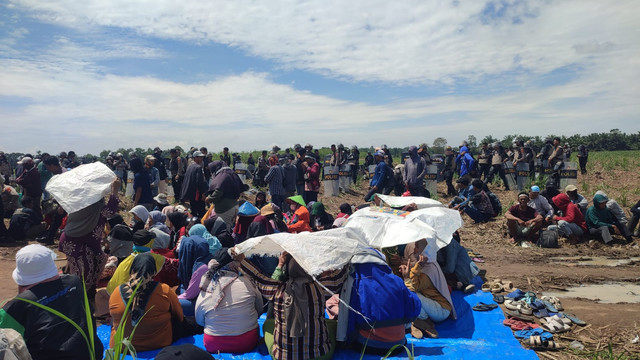 Mediasi konflik agraria antara masyarakat tiga kampung di Kecamatan Anak Tuha, Lampung Tengah bersama Bupati dan Anggota DPRD Lampung Tengah | Foto : Dok. LBH Bandar Lampung