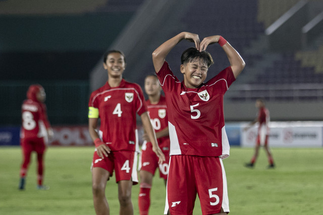 Pemain timnas wanita Indonesia Syafia Tristalia Chorlienka berselebrasi usai mencetak gol ke gawang timnas putri Timor Leste pada pertandingan penyisihan grup A Kejuaraan ASEAN Putri U-16 di Stadion Manahan, Solo, Jawa Tengah, Rabu (20/8/2025). Foto: Mohammad Ayudha/ANTARA FOTO