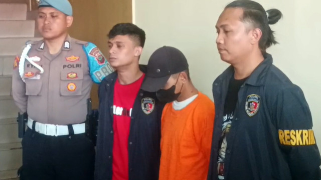 Pelaku pembunuhan seorang lansia di Minahasa ditunjukkan saat konferensi pers yang digelar oleh Polres Minahasa, Rabu 20 Agustus 2025.