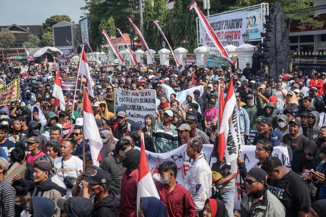 Warga turun ke jalan untuk memprotes rencana kenaikan pajak bumi dan bangunan daerah sebesar 250 persen, di Pati, Jawa Tengah, pada 13 Agustus. Foto: AFP