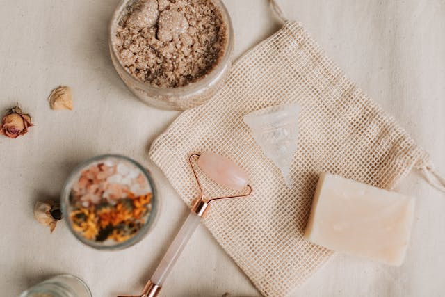 Ilustrasi Varian body Scrub Scarlett dan Manfaatnya. Sumber: pexels.com/Vlada Karpovich